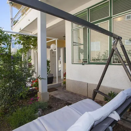 Komfortable Mit Terrasse In Bidol