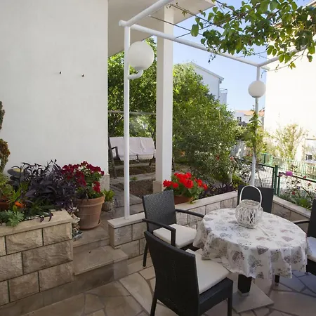 Komfortable Mit Terrasse In Bidol Apartmán *